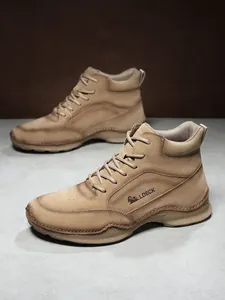 Détails de bottines en similicuir kaki avec semelles antidérapantes et coutures à la main