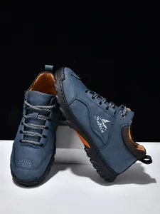 Detailansicht des blauen Wildleder-Loafers mit dicken Schnürsenkeln und griffiger Sohle
