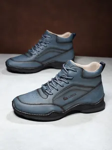 Détail du logo LDECK et coutures artisanales sur bottes vintage en similicuir pour hommes