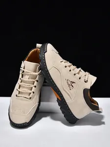 Detailansicht der khakifarbenen Wildlederschuhe mit Ziernähten und robuster Gummilaufsohle
