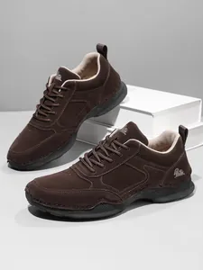 Detailansicht der braunen Herren-Wildlederschuhe mit feinen Nähten und dicker Sohle