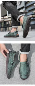 Detail der dunkelgrünen Leder-Freizeitschuhe mit seitlichem Reißverschluss und Handnaht