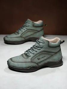 Vue détaillée de bottines bleues en cuir PU pour hommes avec logo et coutures