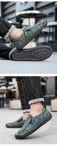 Detail der graugrünen Leder-Loafer mit Handnaht und rutschfester Gummisohle für Herren
