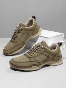Herren-Freizeitschuhe aus khakifarbenem Wildleder mit dicker Gummisohle und Textur