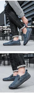 Detailansicht der blauen Freizeit-Loafer mit Ziernähten und seitlichem Reißverschluss