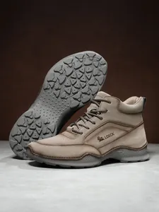 Détail de la semelle antidérapante et du profil latéral des bottes en cuir PU kaki