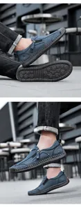 Detailansicht blauer Nubuk-Slipper für Herren mit Handnähten und seitlichem Reißverschluss