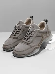 Detailansicht der Wildleder-Herrenschuhe mit rutschfester Gummisohle und Logo-Prägung