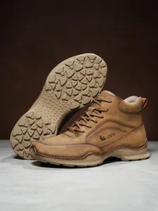 Détail de bottines marron en cuir PU pour hommes avec semelle en caoutchouc et coutures