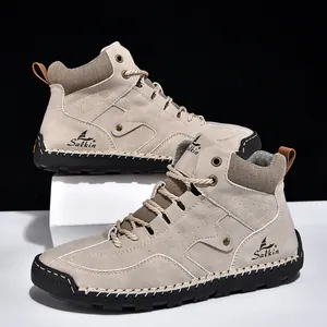 Dettaglio di stivaletti da uomo in pelle scamosciata beige con suola in gomma nera
