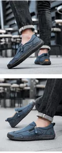 Details von dunkelblauen Slipper mit orangefarbenen Fersenakzenten und Reißverschluss