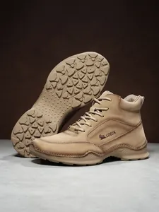 Vue détaillée des bottes montantes en cuir avec semelles antidérapantes et coutures