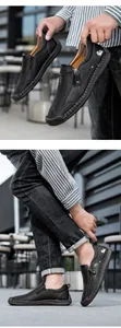 Detail der Handnähte und des Reißverschlusses an Herren-Loafers aus schwarzem Leder