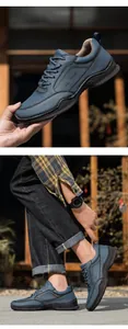 Details der tiefblauen Loafer aus mattem Leder mit Logoprägung und Gummisohle