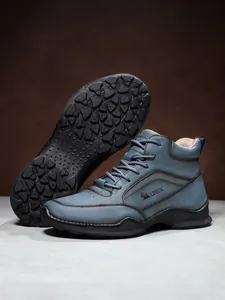 Détail de bottines en similicuir pour hommes avec semelle antidérapante et coutures main
