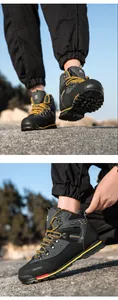 Primer plano de botas de montaña altas con ojales metálicos y cordones amarillos
