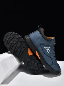 Detailansicht blauer Wildleder-Loafer mit dicker rutschfester Gummisohle und Akzenten