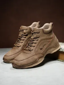 Détails des bottes en cuir PU marron avec coutures renforcées et semelle antidérapante