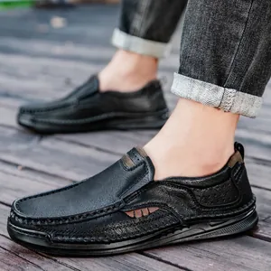 Mocassini casual da uomo in pelle nera con dettagli marroni e design traforato traspirante