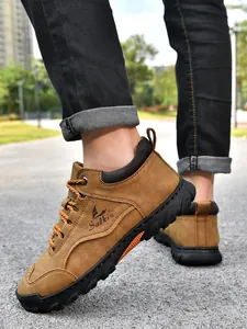 Detailansicht brauner Outdoor-Loafer mit handgenähtem Leder und rutschfester Gummisohle