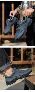 Detailansicht der marineblauen Outdoor-Lederschuhe mit robuster Gummisohle und Logo-Prägung