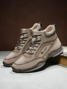 Gros plan détaillé des bottes en cuir PU kaki avec coutures main et semelles antidérapantes