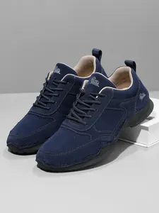 Detail von marineblauen Wildleder-Loafers mit Schnürung und rutschfester Gummisohle