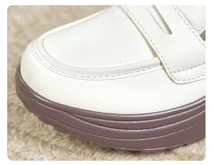 Dettaglio ravvicinato di alta qualità di mocassino in pelle beige con cuciture e suola