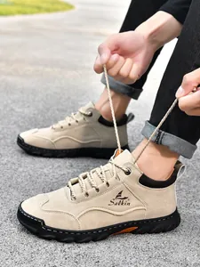 Detailansicht khakifarbener Outdoor-Lederschuhe mit Handnähten und rutschfester Gummisohle