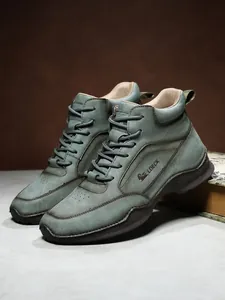 Vue détaillée du logo LDECK sur cuir mat bleu-vert avec des coutures de qualité
