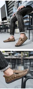 Detail eines braunen Leder-Loafers mit seitlichem Reißverschluss und Handnähten