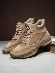 Vue détaillée des bottines en cuir PU kaki avec logo latéral et surpiqûres manuelles