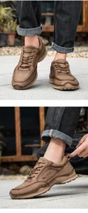Nahaufnahme brauner Wildleder-Freizeitschuhe mit Perforationen und robuster dicker Sohle