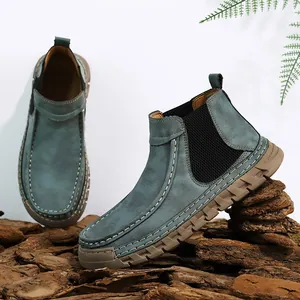 Detail van groenblauwe suède Chelsea boot met stiksels en rubberen profielzool