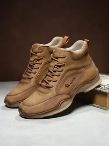 Détail de bottines en cuir PU marron avec surpiqûres et logo LDECK pour hommes