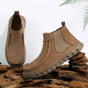 Detail van bruine leren Chelsea boot met handgestikte naden en antislip rubberen zool