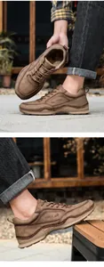 Detail von hochwertigen braunen Herren-Freizeitschuhen aus Leder mit rutschfester Gummisohle