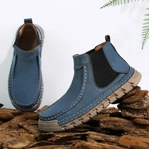Detail van blauwe suède Chelsea boot met elastisch paneel en duurzame dikke zool
