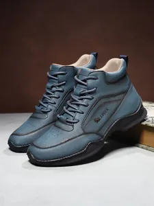 Détail de la botte en similicuir bleu pour homme avec texture vintage et logo