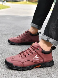 Seitenansicht der rotbraunen Leder-Loafer für Herren mit robuster Gummisohle am Fuß