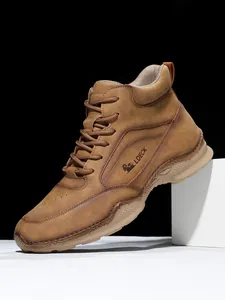 Détail de bottines marron en cuir PU pour hommes avec semelle antidérapante et logo
