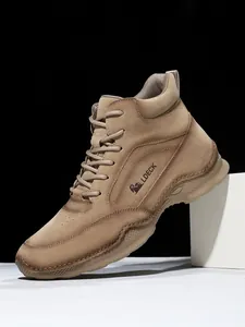 Détail des bottes en cuir PU kaki montrant la semelle en caoutchouc et le logo gravé