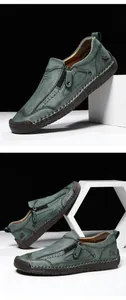 Detailansicht der Handnaht und des Seitenreißverschlusses an dunkelgrünen Leder-Loafers