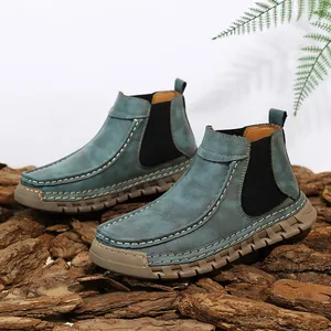 Detail van blauwgrijze casual loafers met handgemaakte mocassin-stiksels en elastische banden
