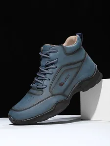 Détail de botte homme en cuir PU bleu avec semelle antidérapante et logo LDECK