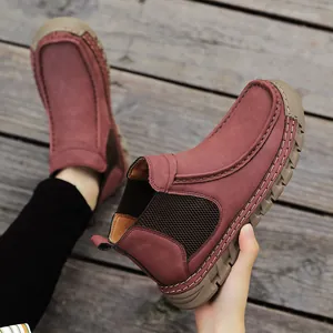 Detail van bordeauxrode Chelsea boots met handgestikte naden en dikke rubberen zool