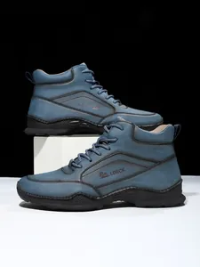 Détail de la botte en cuir PU bleu marine pour homme avec surpiqûres et logo latéral