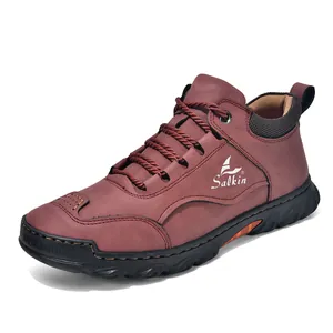 Dunkel weinrote Herren-Wildlederschuhe mit Gummisohle und handgefertigter Steppnaht