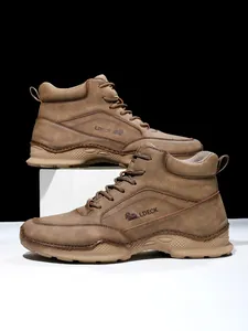 Détail de bottine de travail marron en cuir PU pour homme avec logo LDECK et semelle antidérapante